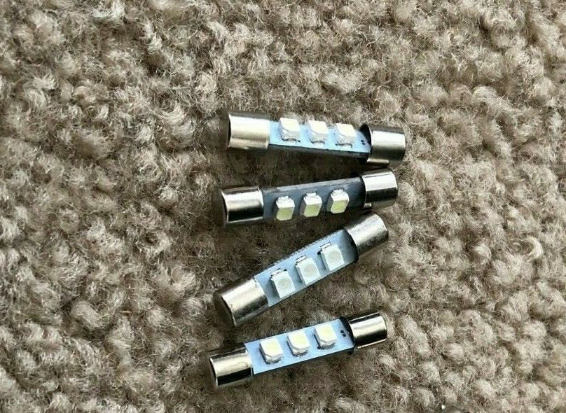 MCS 3701 MODULAR COMPONENT SYSTEMS STEREO FM/AM TUNER front panel LED lamps.